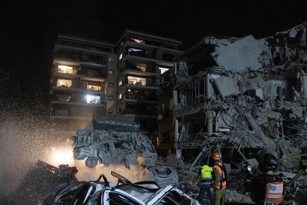 Один человек погиб и минимум 63 пострадали в результате ответных ударов Ирана по Израилю, сообщает Jerusalem Post. По данным портала Ynet, число погибших увеличилось до двух