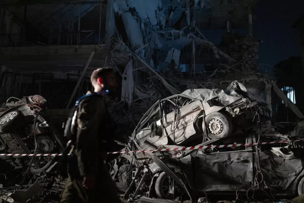 Один человек погиб и минимум 63 пострадали в результате ответных ударов Ирана по Израилю, сообщает Jerusalem Post. По данным портала Ynet, число погибших увеличилось до двух