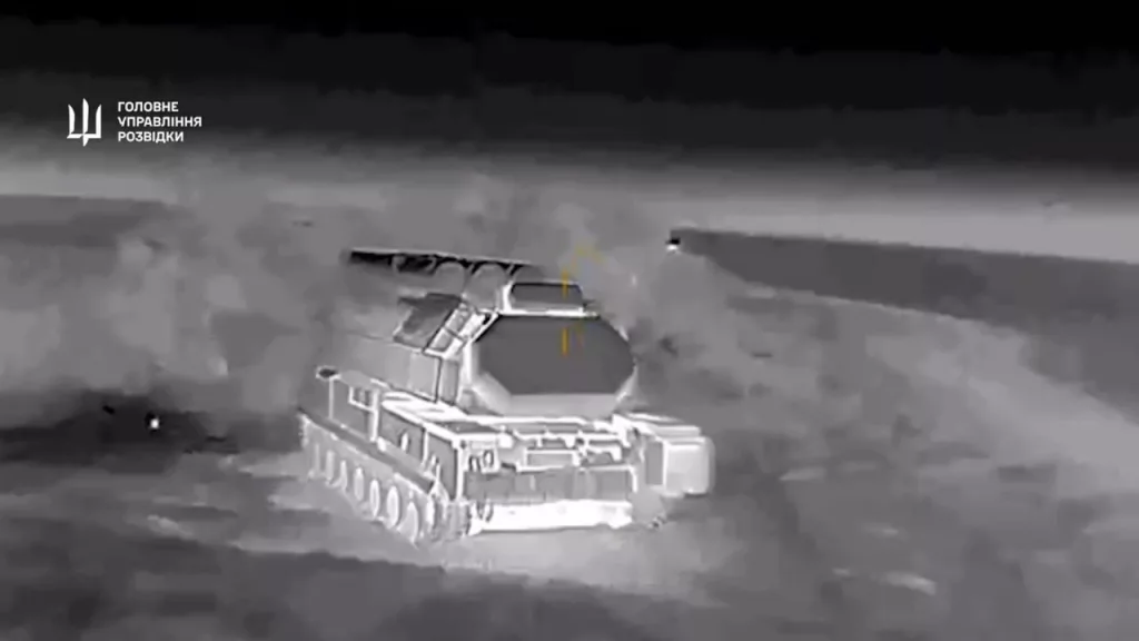 Очередные кадры применения украинских дронов-камикадзе типа крыло с терминалами Starlink по "Панцирям" и "Букам" Запорожской области