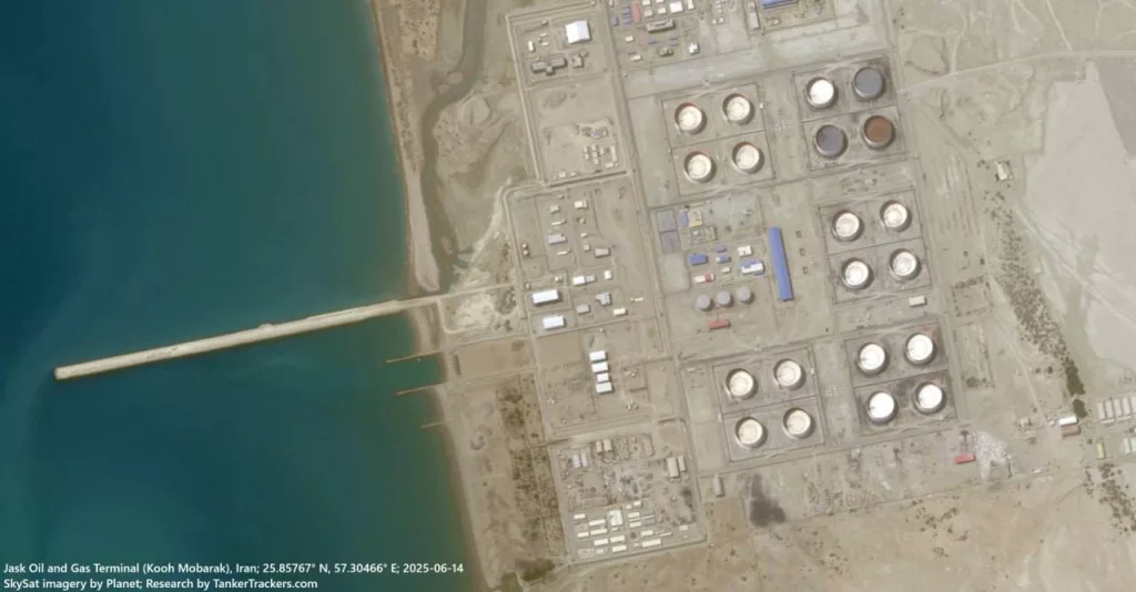 Свежий спутниковый снимок нефтяного и газового терминал Jask в Кух-Мубараке, Иран. Он расположен к югу от Ормузского пролива, напротив Оманского залива
