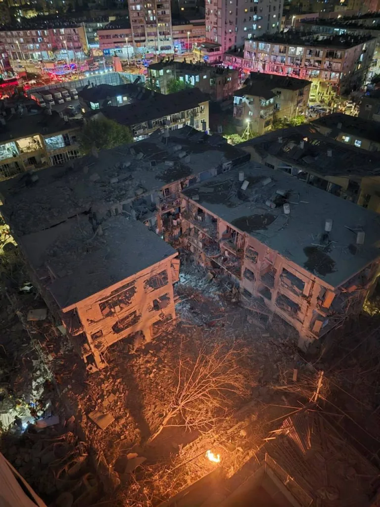 Обрушившийся в результате попадания иранской баллистической ракеты подъезд жилого дома в Бат-Яме