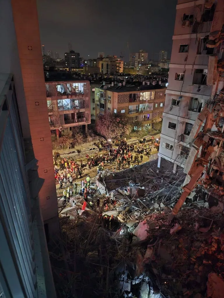 Обрушившийся в результате попадания иранской баллистической ракеты подъезд жилого дома в Бат-Яме