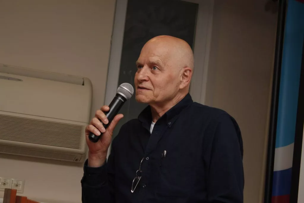 Экс-советника Лужкова и бывшего зампреда партии «Парнас» Михаила Шнейдера развели на 1,1 млн рублей. Мошенники позвонили ему под предлогом подтверждения личности на «Википедии». О том, что его обманули, Шнейдер понял лишь спустя год