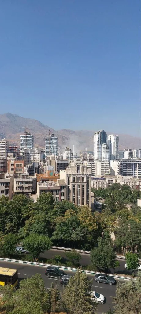 Удары по Тегерану продолжаются. Взрывы, как сообщают местные источники, слышны в жилых кварталах, а также возле аэропорта Мехрабад