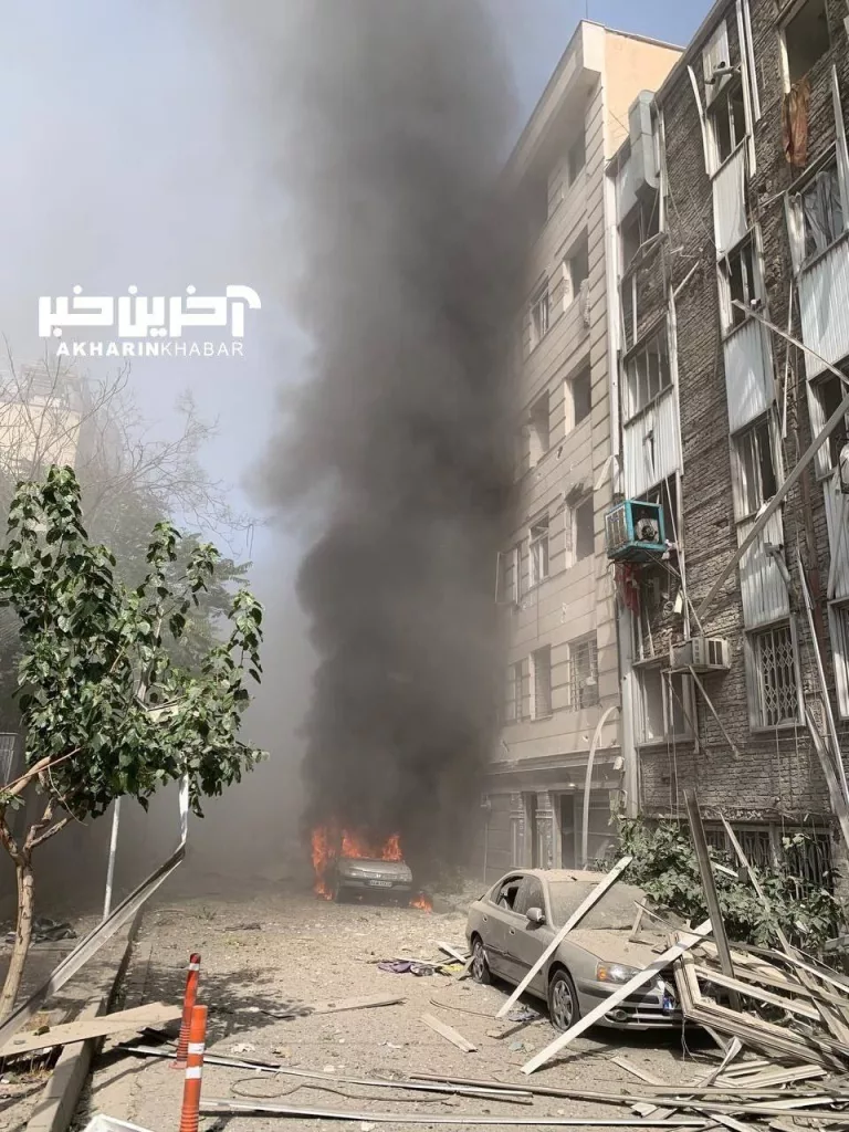 Удары по Тегерану продолжаются. Взрывы, как сообщают местные источники, слышны в жилых кварталах, а также возле аэропорта Мехрабад