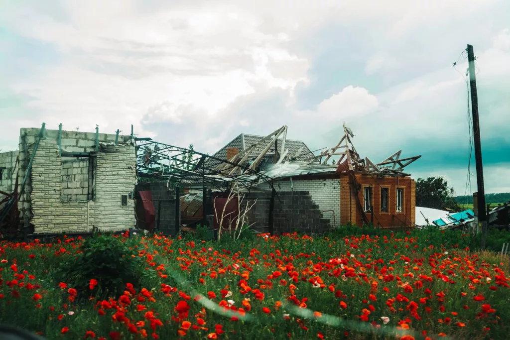 Большинство соцобъектов в приграничных сёлах Курской области восстановлению не подлежат — на их месте построят новые, заявил Хинштейн.