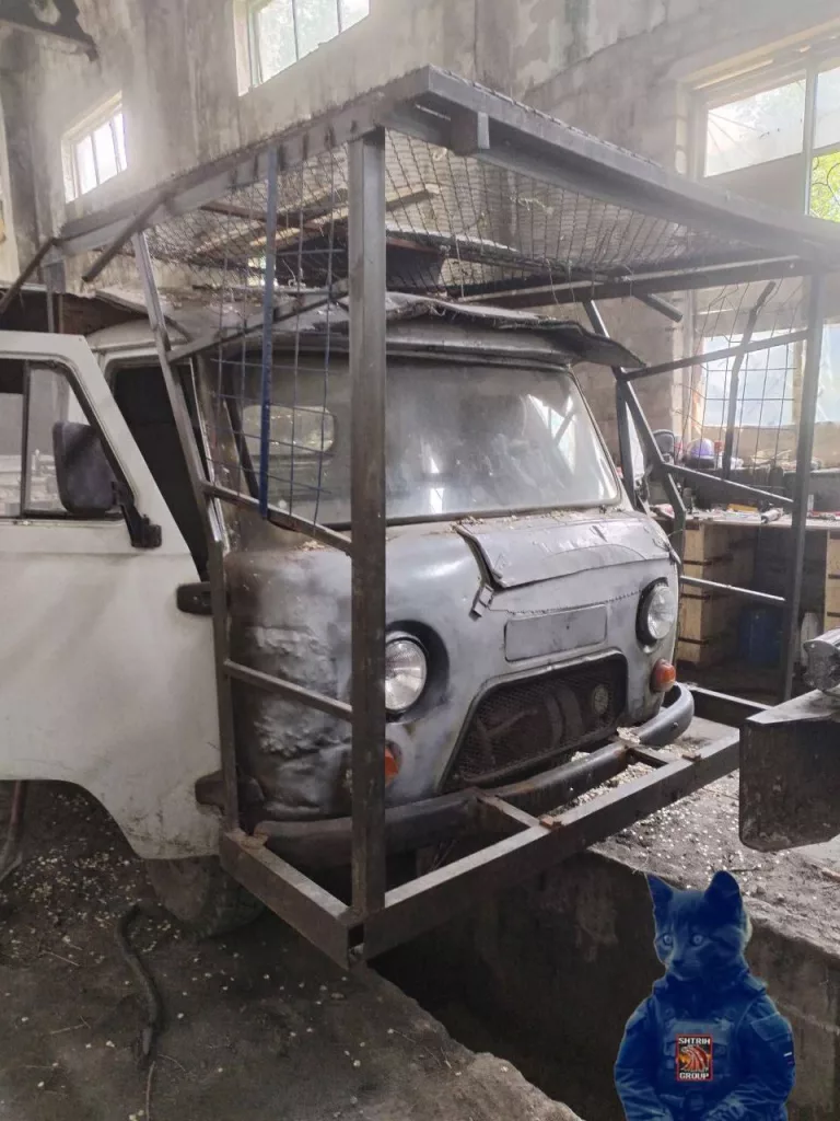 Северокорейские 107-мм РСЗО Тип 75 уже стали прикручивать на мобильные шасси. В данном случае пусковую установку разместили на грузовой буханке УАЗ-3303