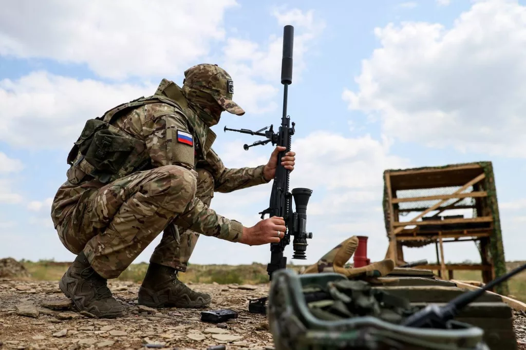 Боец группировки войск «Центр» со снайперской винтовкой Чукавина (СВЧ)