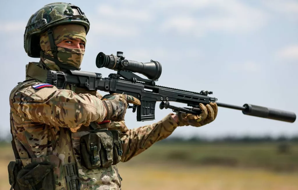 Боец группировки войск «Центр» со снайперской винтовкой Чукавина (СВЧ)