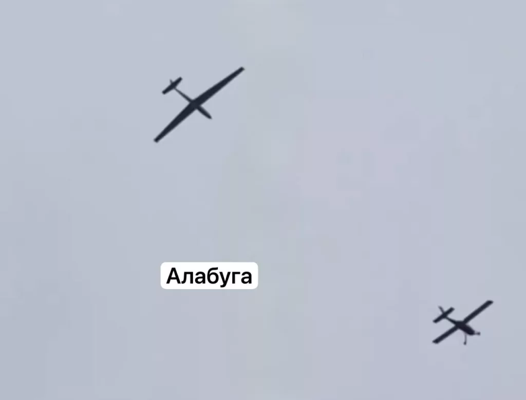 Украинский дрон-камикадзе на базе легкомоторника А-22 тащит за собой на буксире еще и планер. В таком вот виде эта процессия долетела до "Алабуги"