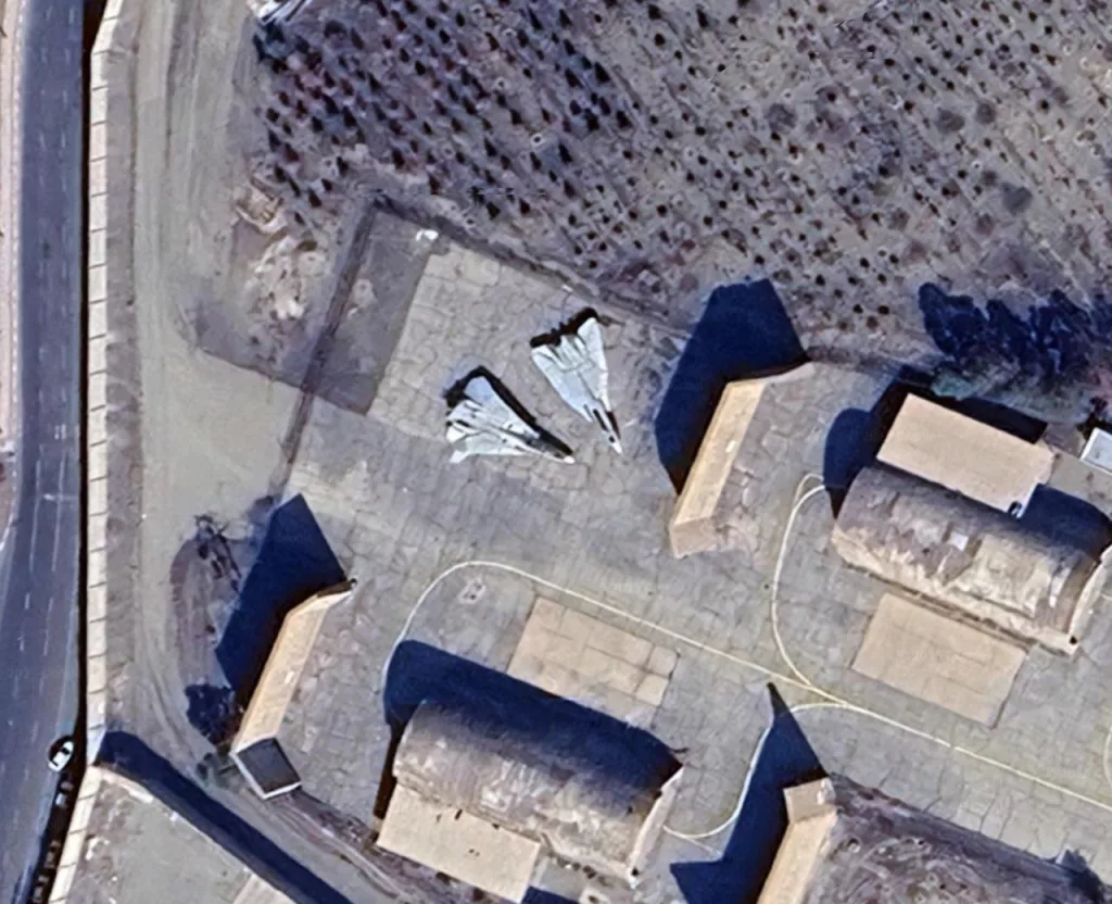 Про якобы уничтоженные F-14 ВВС Ирана. Три года назад истребители были припаркованы на том же месте и вероятно использовались как ложные цели. Если это так, то израильская разведка только что пробила дно