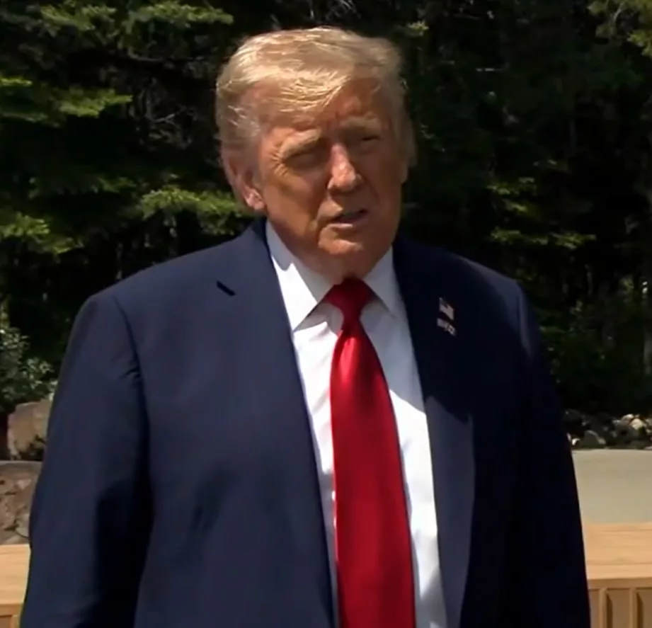 Санкции Запада против РФ обходятся США в миллиарды долларов, подчеркнул Трамп