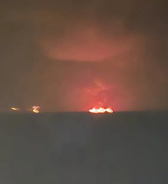 В соцсетях расходится фото трех горящих танкеров в районе Оманского залива