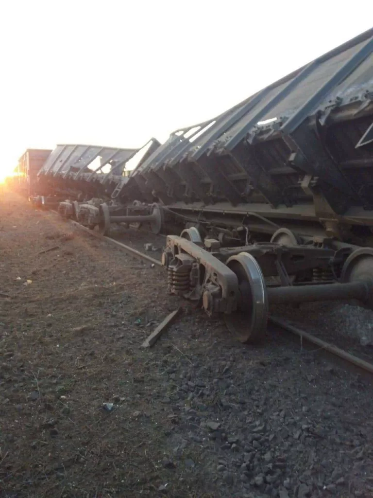 В результате российского удара поврежден поезд, перевозивший зерно и военные грузы, а также железнодорожная инфраструктура в Киеве и области