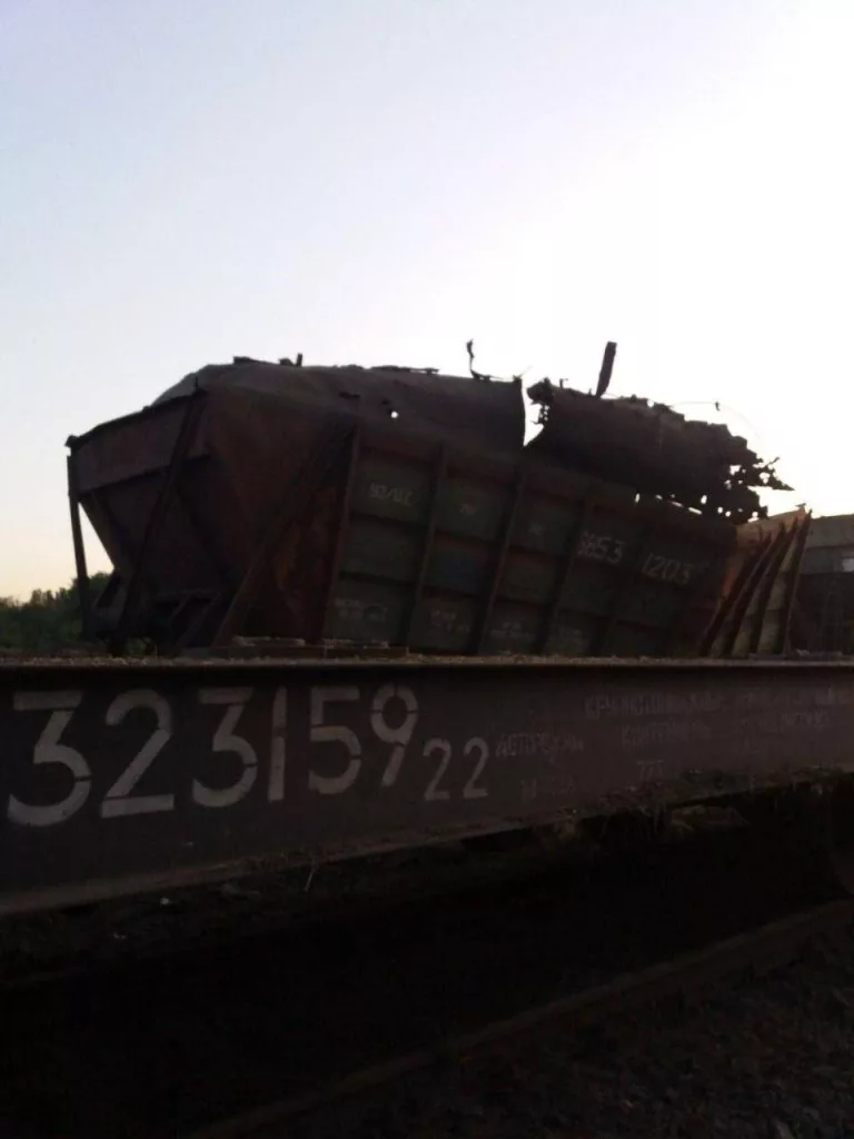 В результате российского удара поврежден поезд, перевозивший зерно и военные грузы, а также железнодорожная инфраструктура в Киеве и области