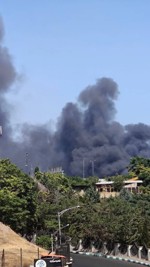 Тегеран подвергся очередной бомбардировке, над иранской столицей фиксируются облака темного дыма