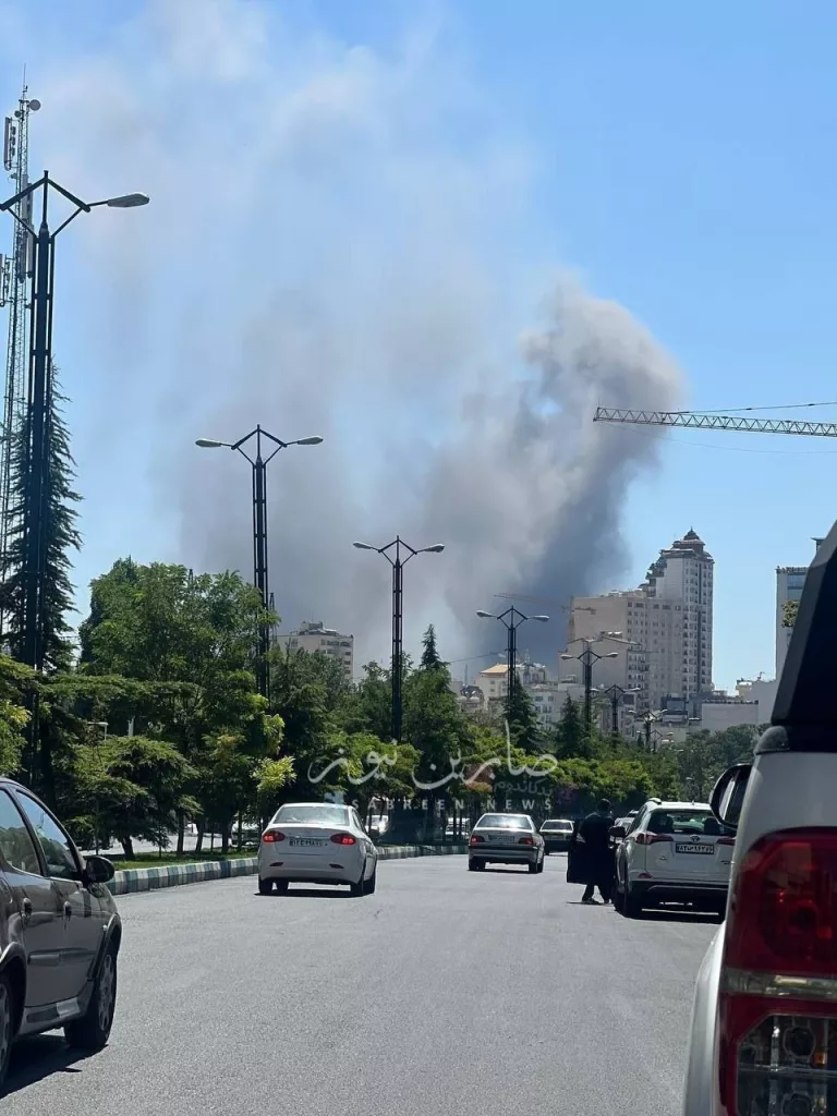Тегеран подвергся очередной бомбардировке, над иранской столицей фиксируются облака темного дыма