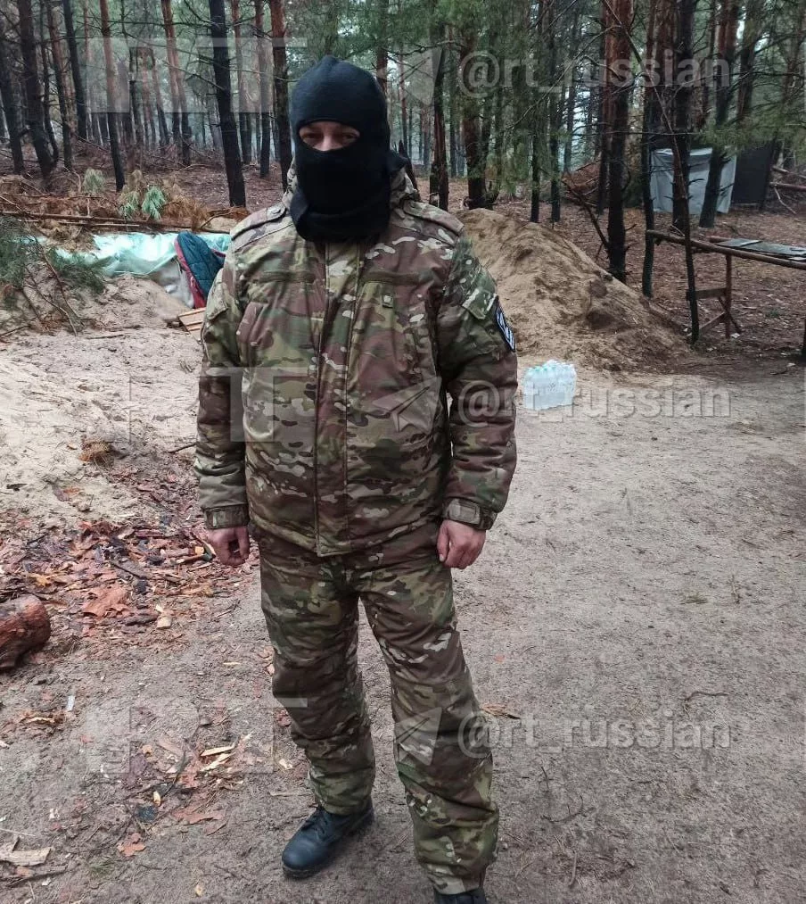 Боец четыре дня под атаками дронов с перебитыми ногами полз к своим — и выжил