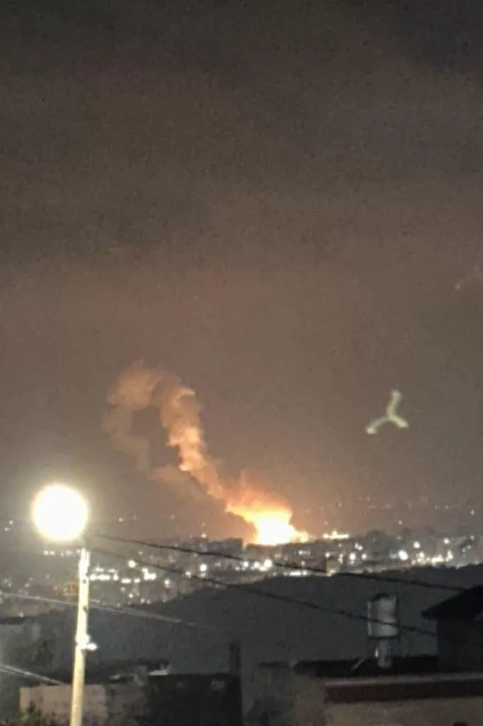 Ночью Иран совершил ещё один налет на Израиль. Одна иранская ракета поразила Тель-Авив. Пожар, вызванный этим ударом, уничтожил 20 автомобилей в центре Израиля