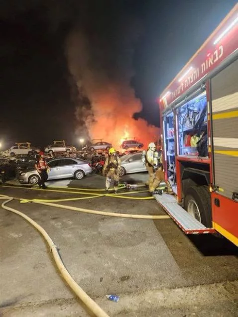 Ночью Иран совершил ещё один налет на Израиль. Одна иранская ракета поразила Тель-Авив. Пожар, вызванный этим ударом, уничтожил 20 автомобилей в центре Израиля