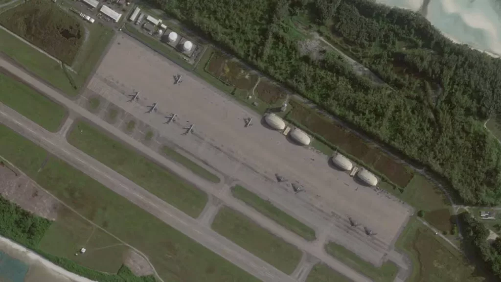 В апреле 2025 года стало известно, что Пентагон отправил не менее шести бомбардировщиков B-2 — 30% парка бомбардировщиков-невидимок ВВС США — на остров Диего-Гарсия в Индийском океане