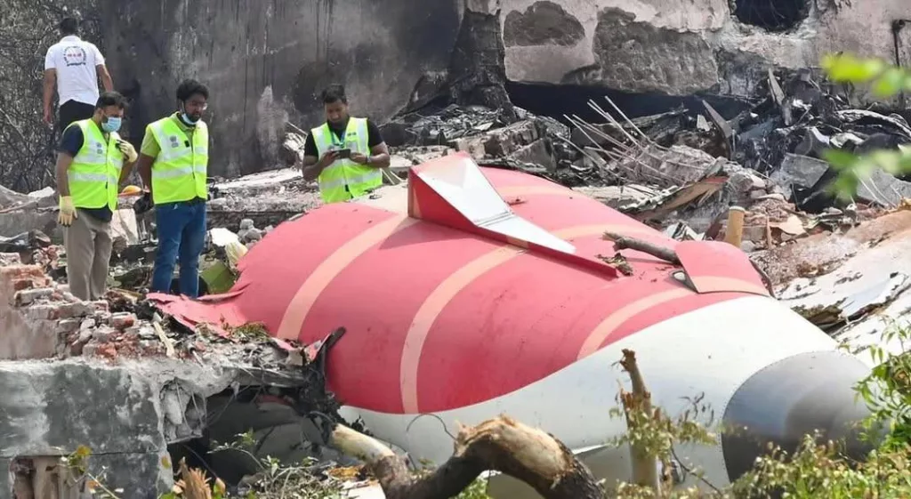 Началась расшифровка речевого самописца разбившегося в Индии Boeing 787