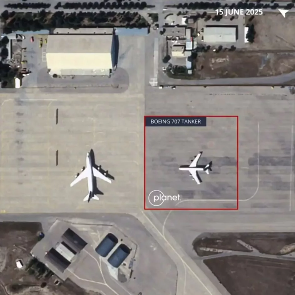 Самолёт-заправщик Boeing 707 ВВС Ирана в аэропорту Мешхед на востоке Ирана