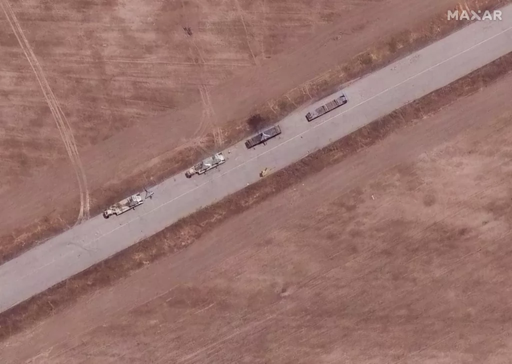 Дроны-камикадзе Shahed-136 на трейлерах и припаркованные истребители F-5, иранская авиабаза Дезфул