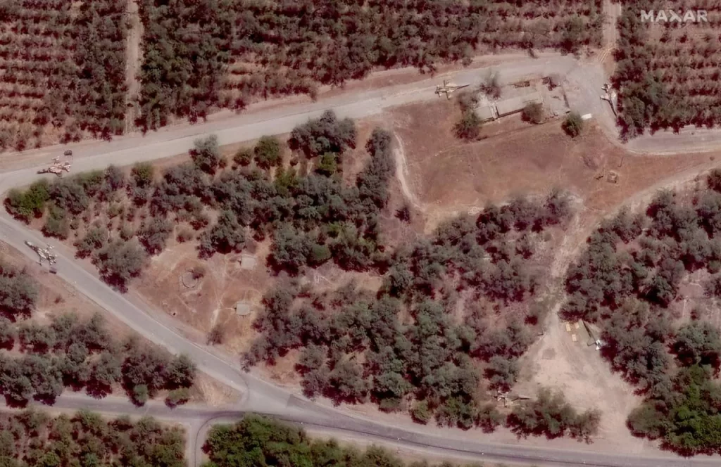 Дроны-камикадзе Shahed-136 на трейлерах и припаркованные истребители F-5, иранская авиабаза Дезфул