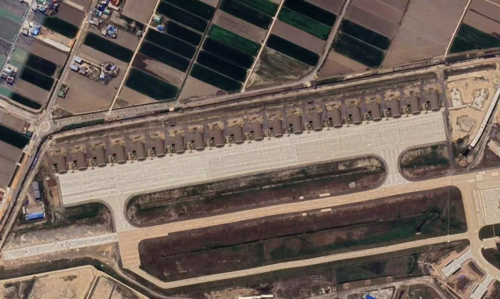 30 железобетонных свежепостроенных укрытий США для истребителей F-16C/D на авиабазе Кунсан в Южной Корее