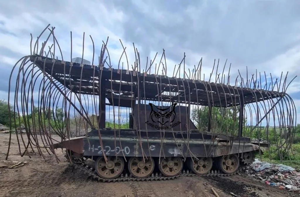 Хроники Безумного Макса. Эрзац машина эвакуации на шасси танка Т-62, убрана башня, поставлен мангал и дреды от дронов