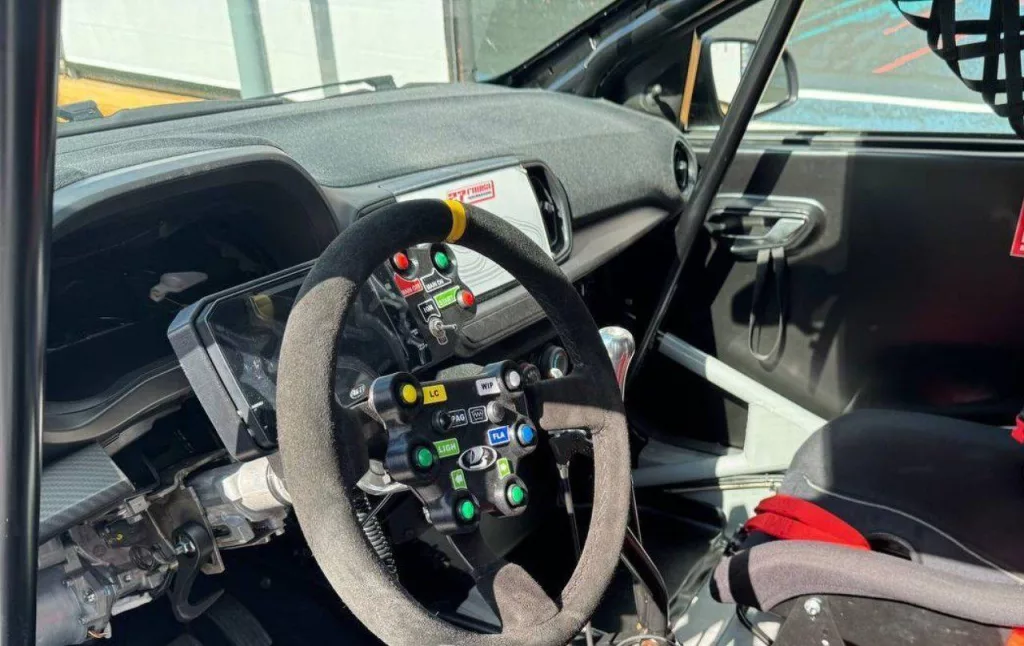 АвтоВАЗ показал гоночную версию Lada Iskra - автомобиль оснащен усиленным двигателем 1,8 литра мощностью 173 лошадиные силы