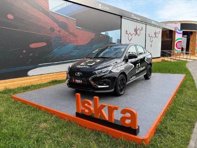 АвтоВАЗ показал гоночную версию Lada Iskra - автомобиль оснащен усиленным двигателем 1,8 литра мощностью 173 лошадиные силы