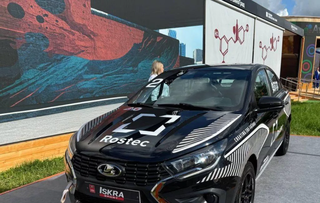 АвтоВАЗ показал гоночную версию Lada Iskra - автомобиль оснащен усиленным двигателем 1,8 литра мощностью 173 лошадиные силы