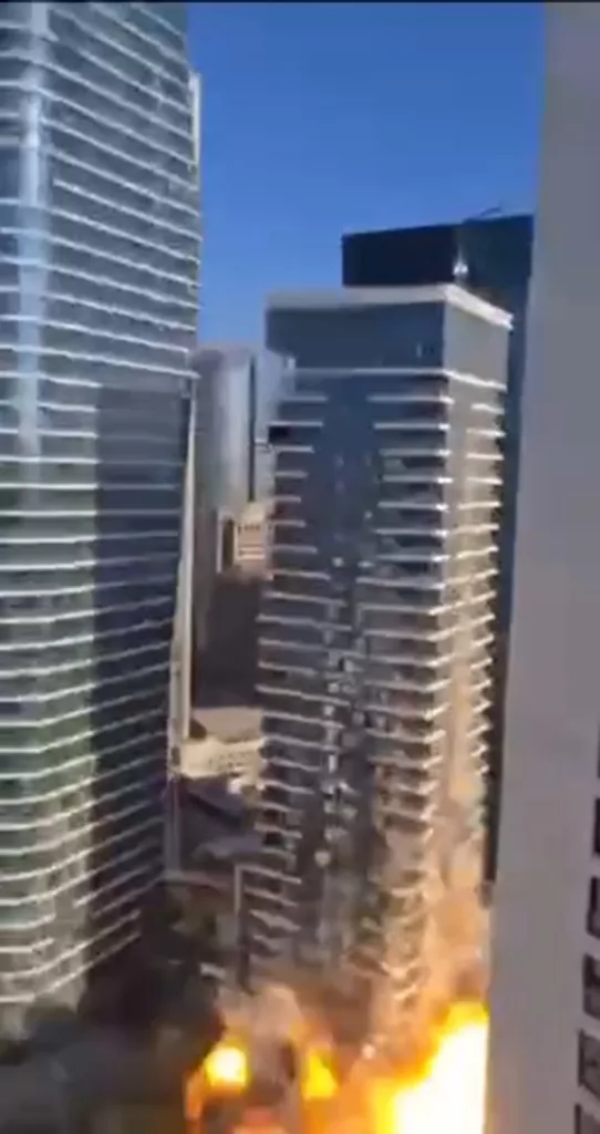 Момент прилета прямо возле основания небоскреба в Тель-Авиве, попавший в кадр местного жителя