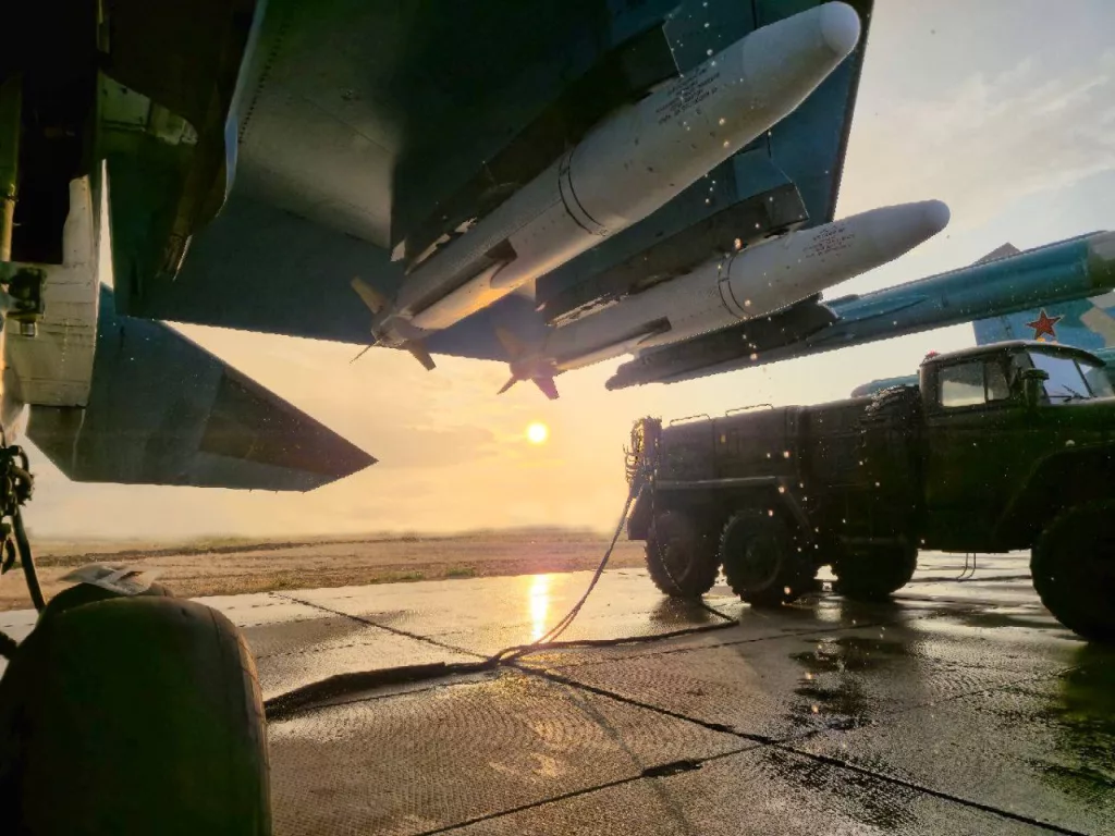 Красавец Су-34 замер на мокром бетоне после проливного дождя, блистая в лучах восходящего солнца