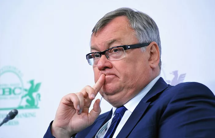 Глава ВТБ назвал крепкий рубль вредным для экономики