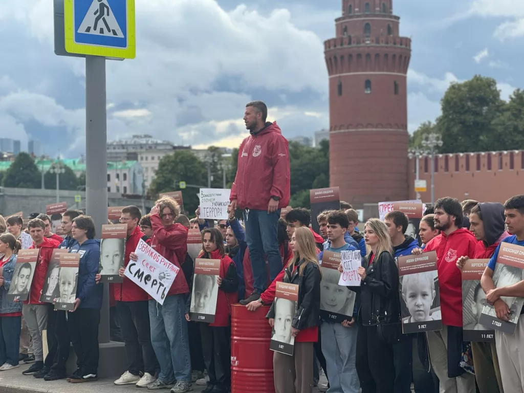 «Англия убивает наших детей»: в Москве протестовали у посольства Британии