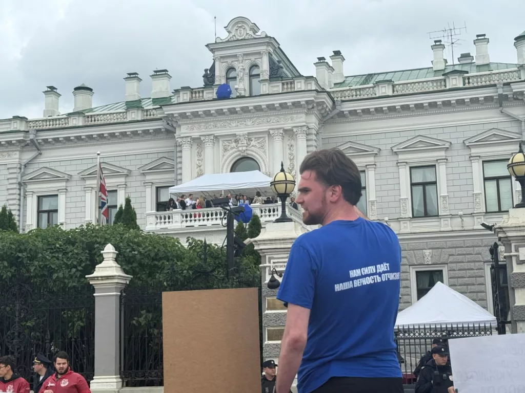 «Англия убивает наших детей»: в Москве протестовали у посольства Британии