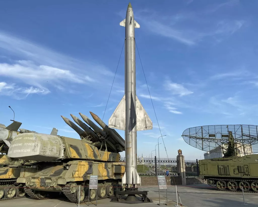 Зенитная управляемая ракета В-300 (индекс 5В7) зенитно-ракетной системы С-25 "Беркут" на пусковом столе