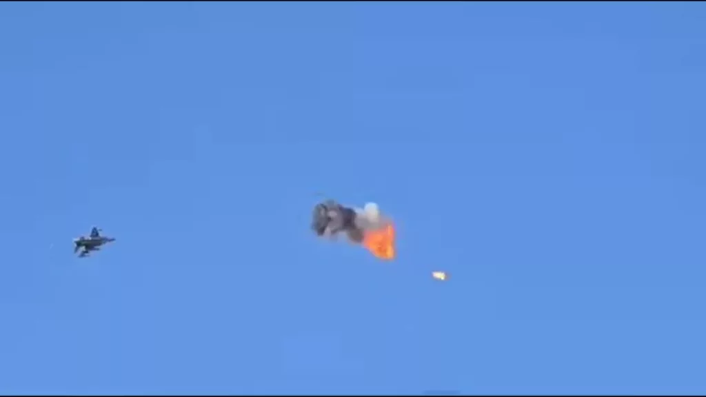 Момент перехвата иранского дрона-камикадзе Shahed-136 израильским F-16, вероятно, ракетой AIM-9