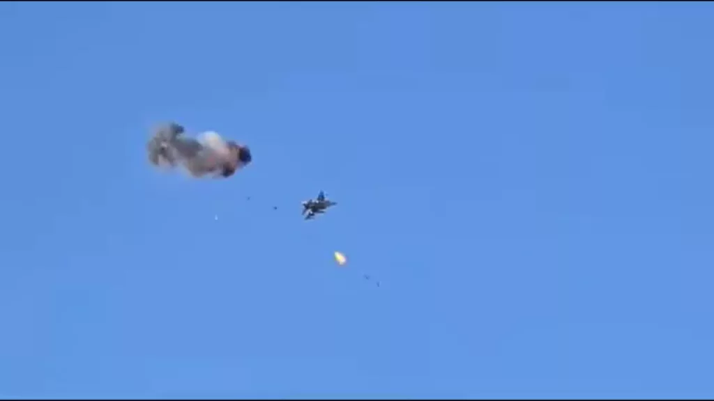 Момент перехвата иранского дрона-камикадзе Shahed-136 израильским F-16, вероятно, ракетой AIM-9