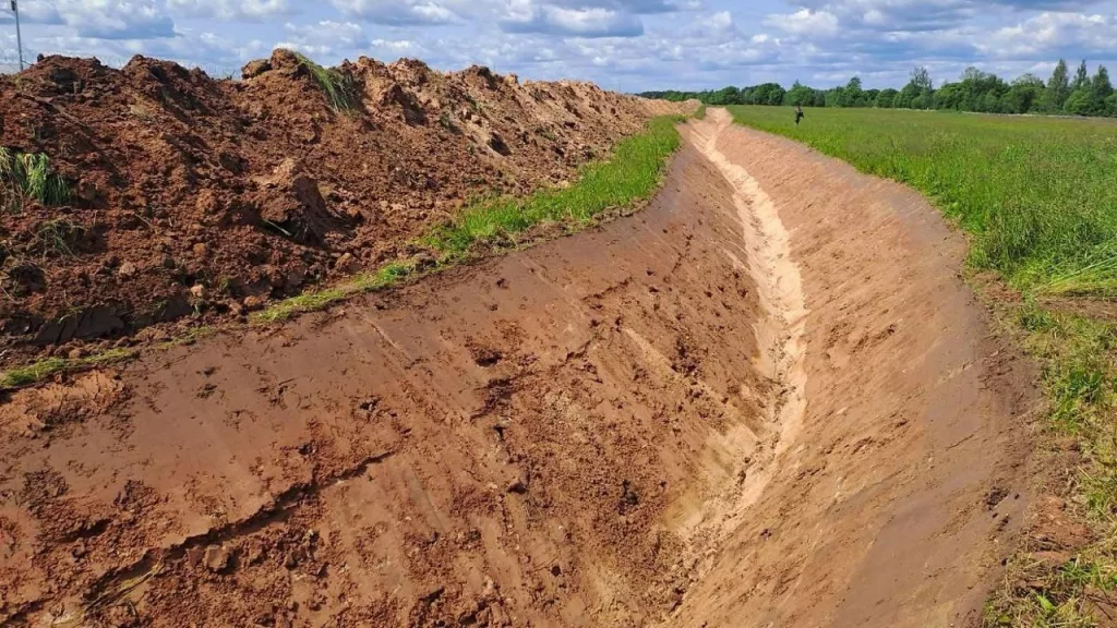 У границ России растёт новая линия обороны, на этот раз со стороны Эстонии. Ранее отгородиться от нас решила Польша