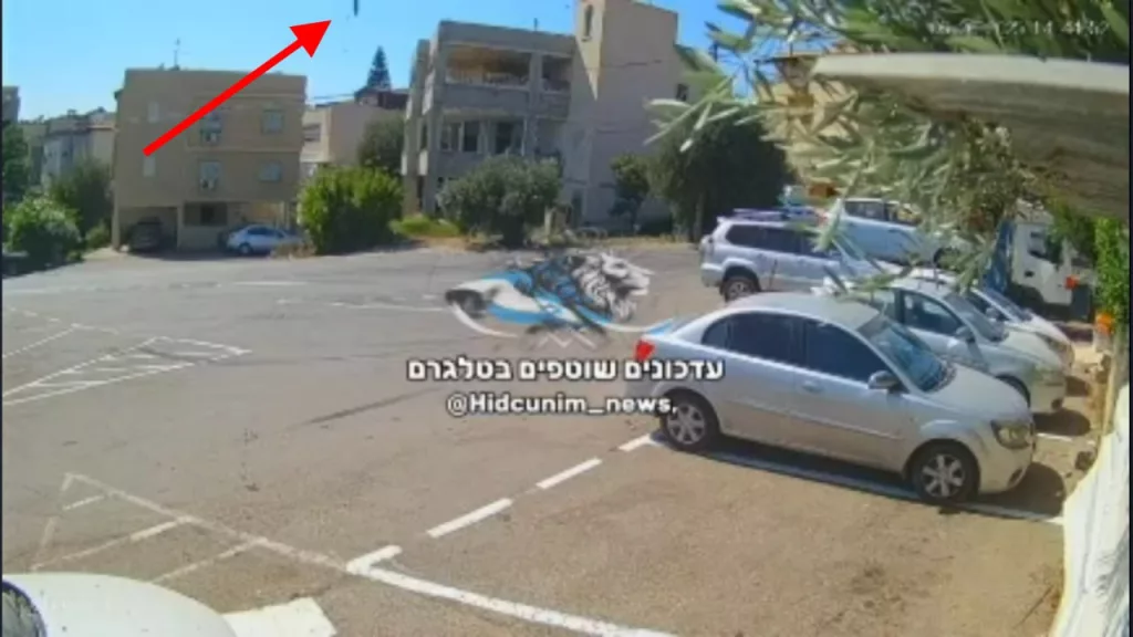 Заявляется как прилет суббоеприпаса иранской кассетной баллистической ракеты рядом с припаркованными автомобилями в городе Беэр-Шева на юге Израиля