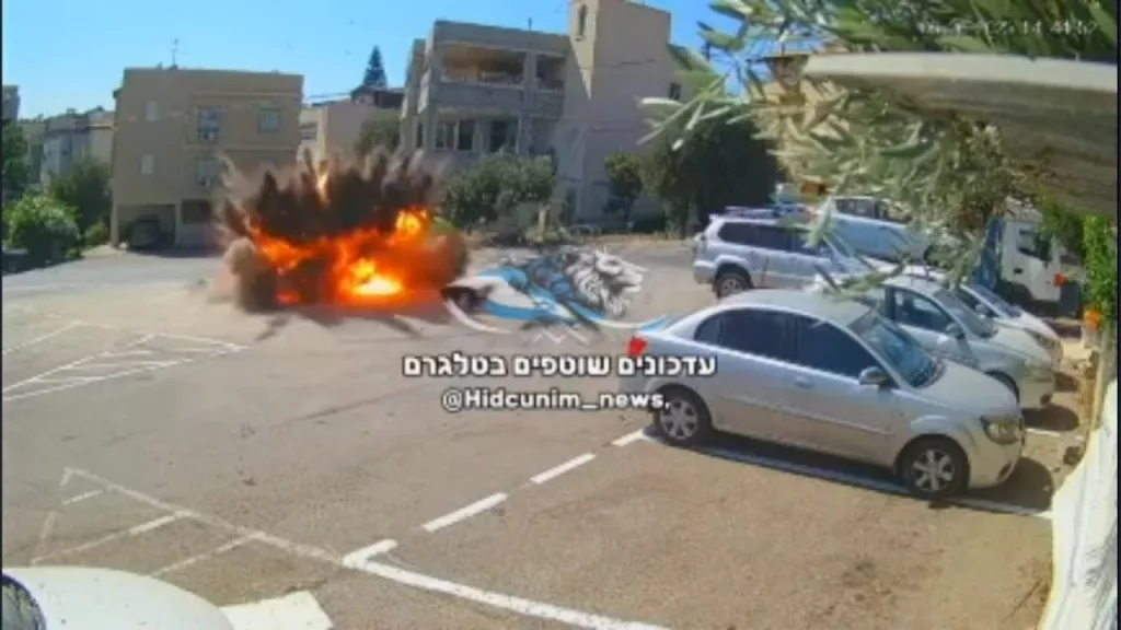 Заявляется как прилет суббоеприпаса иранской кассетной баллистической ракеты рядом с припаркованными автомобилями в городе Беэр-Шева на юге Израиля