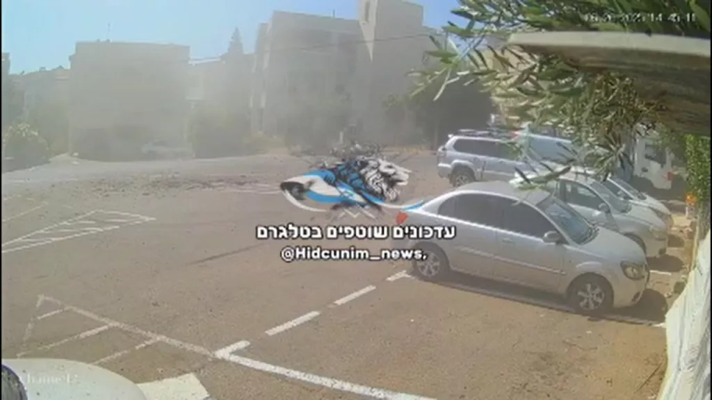 Заявляется как прилет суббоеприпаса иранской кассетной баллистической ракеты рядом с припаркованными автомобилями в городе Беэр-Шева на юге Израиля