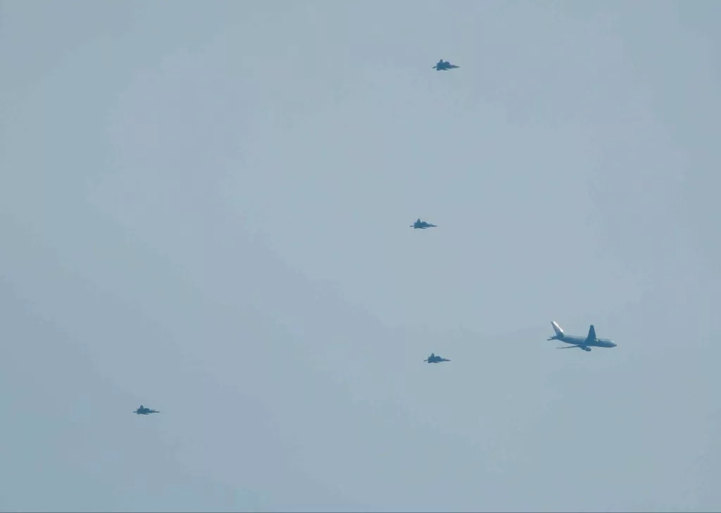 Американские F-22A Raptor в сопровождении заправщика KC-46 над Ближним Востоком