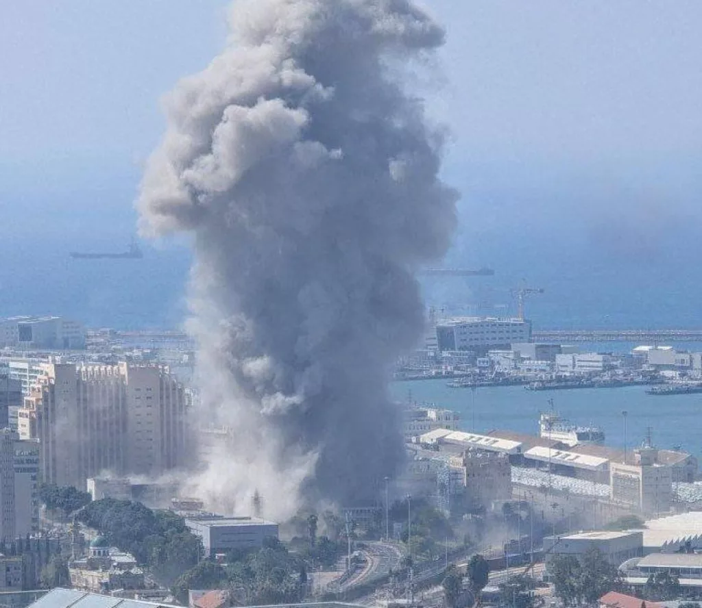 Иран нанес удары по Хайфе на севере Израиля, пострадало украинское кафе