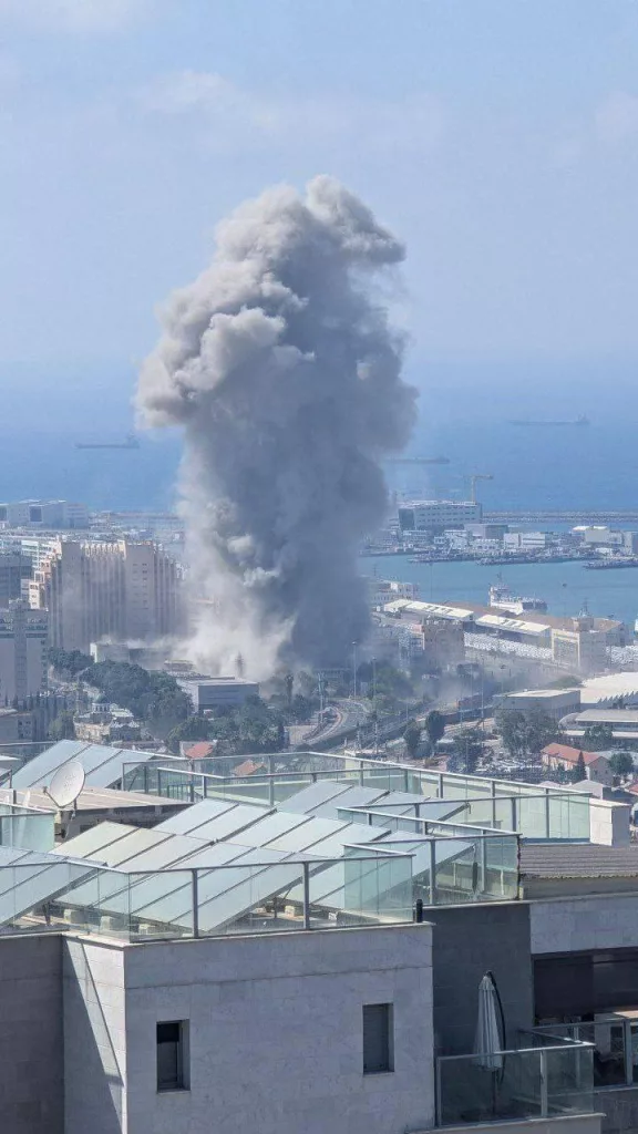 Иран нанес удары по Хайфе на севере Израиля, пострадало украинское кафе