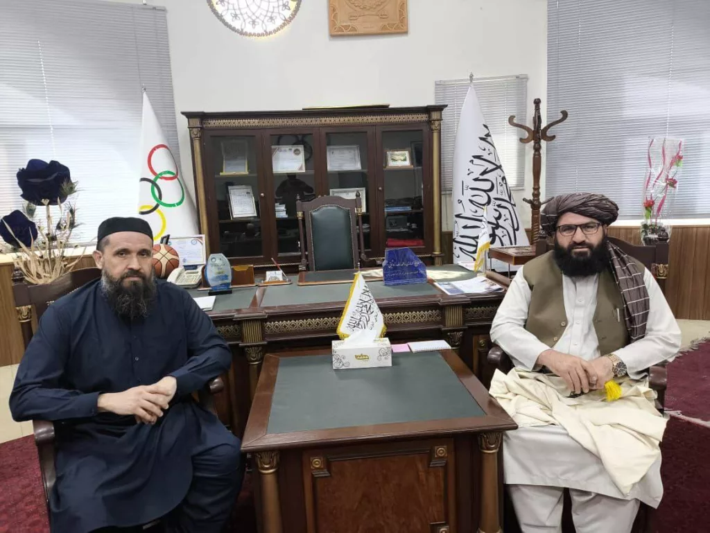 Слева - Рустам Хабибуллин, который считает, что нашей стране нужны афганские мигранты и в них большая потребность и уже готов везти их даже в ДНР